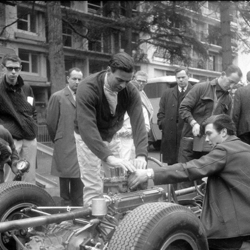 GP de Pau, pendant les essais, Jim met la main à la pâte. sur la Lotus 35..
